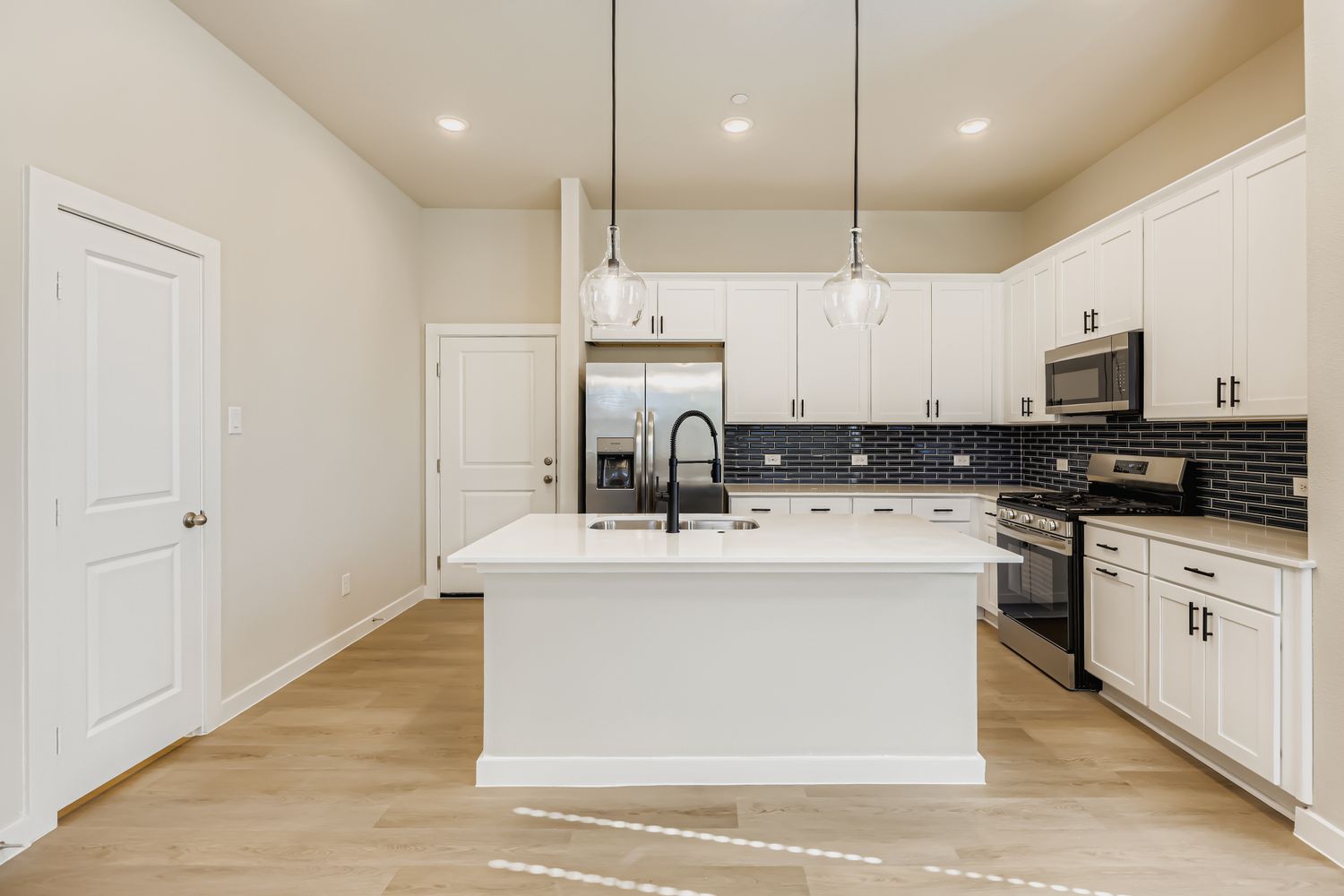 1204 Pebblebrook Drive - Web Quality - 015 - 14 Kitchen Feature